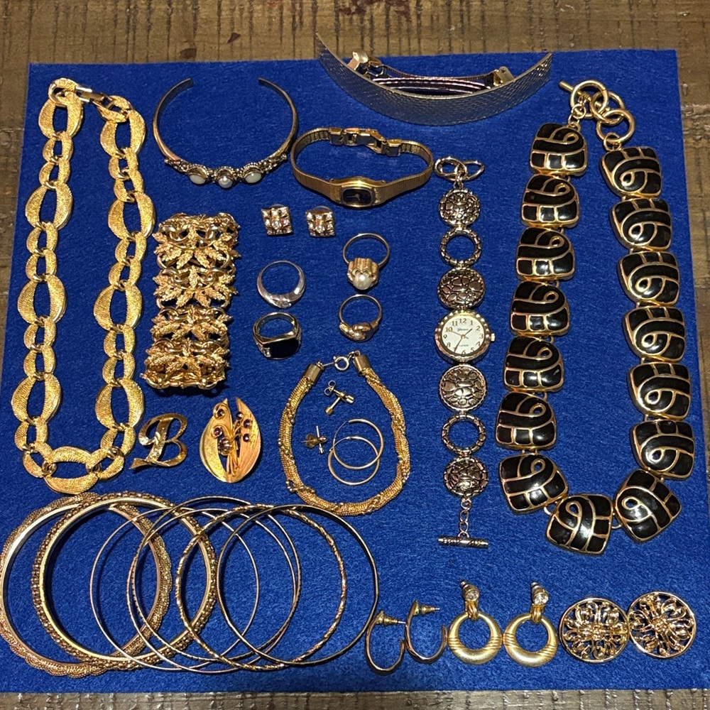 Elegant Gold Tone 35pc Costume Jewelry Lot